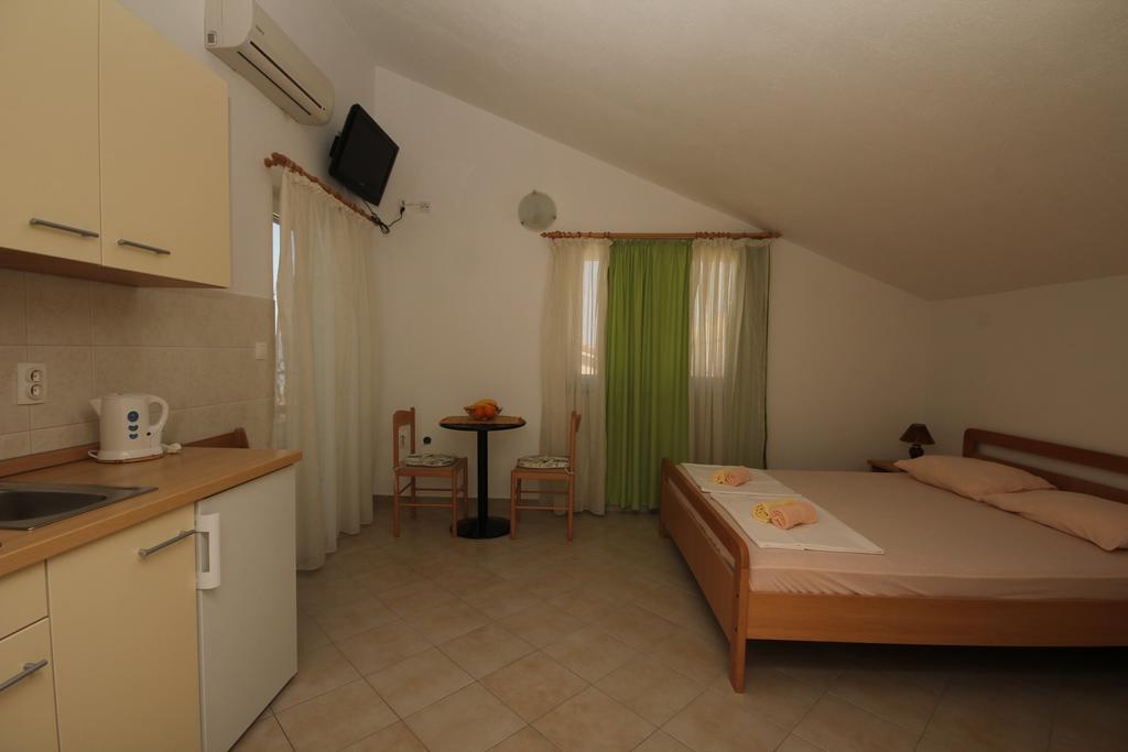 Apartments Adriatika Makarska Rum bild